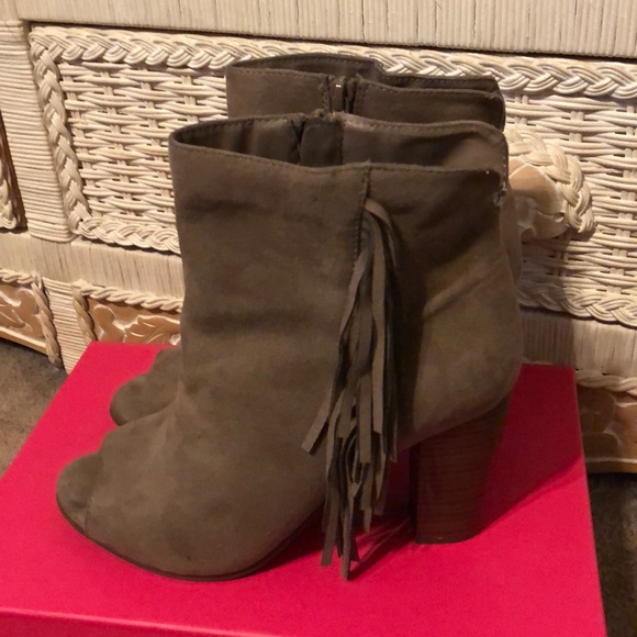 Breckelle’s tan faux suede open toe high heel western fringe booties - Picture 5 of 10